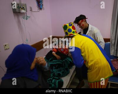 La città di Gaza, la striscia di Gaza, la Palestina. 18 Febbraio, 2019. Clowns palestinese offrire ai ragazzi con il cancro sollievo a el-Rantisi cancro ospedale di Gaza City. Credito: Abed Alrahman Alkahlout/Quds Net News/ZUMA filo/Alamy Live News Foto Stock