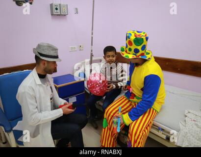La città di Gaza, la striscia di Gaza, la Palestina. 18 Febbraio, 2019. Clowns palestinese offrire ai ragazzi con il cancro sollievo a el-Rantisi cancro ospedale di Gaza City. Credito: Abed Alrahman Alkahlout/Quds Net News/ZUMA filo/Alamy Live News Foto Stock