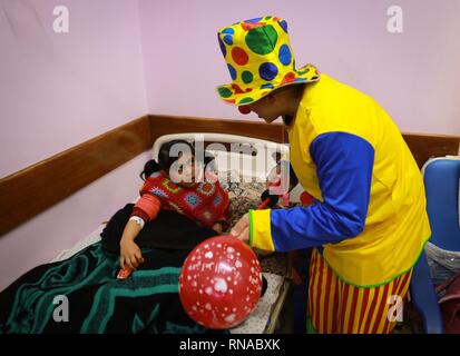 La città di Gaza, la striscia di Gaza, la Palestina. 18 Febbraio, 2019. Clowns palestinese offrire ai ragazzi con il cancro sollievo a el-Rantisi cancro ospedale di Gaza City. Credito: Abed Alrahman Alkahlout/Quds Net News/ZUMA filo/Alamy Live News Foto Stock
