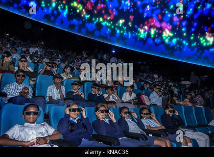 Kolkata, India. 18 Febbraio, 2019. Gli studenti fulldome esperienza 3D Digital Theater durante la sua inaugurazione in Kolkata, India, Feb 18, 2019. Questo sistema è in grado di effettuare lo screening ad alta risoluzione fulldome 2D e contenuti in 3D. Credito: Tumpa Mondal/Xinhua/Alamy Live News Foto Stock