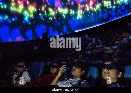 Kolkata, India. 18 Febbraio, 2019. Gli studenti fulldome esperienza 3D Digital Theater durante la sua inaugurazione in Kolkata, India, Feb 18, 2019. Questo sistema è in grado di effettuare lo screening ad alta risoluzione fulldome 2D e contenuti in 3D. Credito: Tumpa Mondal/Xinhua/Alamy Live News Foto Stock