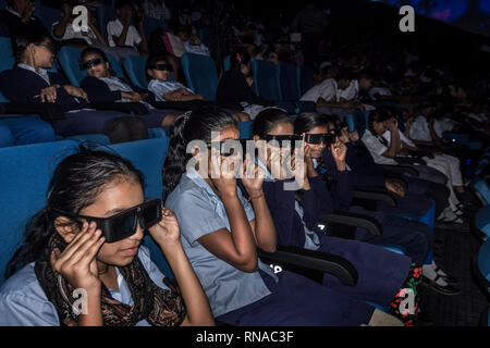 Kolkata, India. 18 Febbraio, 2019. Gli studenti fulldome esperienza 3D Digital Theater durante la sua inaugurazione in Kolkata, India, Feb 18, 2019. Questo sistema è in grado di effettuare lo screening ad alta risoluzione fulldome 2D e contenuti in 3D. Credito: Tumpa Mondal/Xinhua/Alamy Live News Foto Stock