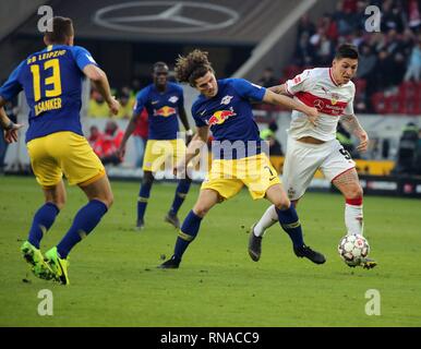 Stoccarda, Deutschland. Xvi Feb, 2019. Marcel Sabitzer (RB Lipsia), Steven Zuber (VfB Stoccarda) Uso di fotografie come sequenze di immagini e/o quasi video. Credito: Robin Rudel | in tutto il mondo di utilizzo/dpa/Alamy Live News Foto Stock