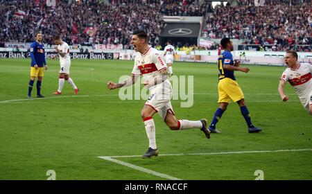 Stoccarda, Deutschland. Xvi Feb, 2019. Germania, Stoccarda, 16.02.2019, calcio, Bundesliga, stagione 2018/2019, XXII GIORNATA VfB Stuttgart - RB Lipsia: Steven Zuber (VfB Stoccarda); giubilo penalità 1: 1 Zuber, DFL/DFB REGOLAMENTI VIETANO QUALSIASI USO DELLA FOTOGRAFIA come sequenze di immagini e/o quasi video. Credito: Robin Rudel | in tutto il mondo di utilizzo/dpa/Alamy Live News Foto Stock