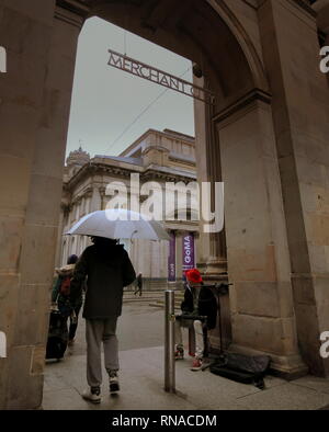 Glasgow, Scotland, Regno Unito 18th, febbraio 2019 UK Meteo: street performer giornata piovosa come la gente del posto e i turisti godere dei loro ombrelloni.Credit Gerard Ferry/Alamy Live News Foto Stock