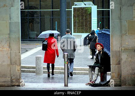 Glasgow, Scotland, Regno Unito 18th, febbraio 2019 UK Meteo: street performer giornata piovosa come la gente del posto e i turisti godere dei loro ombrelloni.Credit Gerard Ferry/Alamy Live News Foto Stock