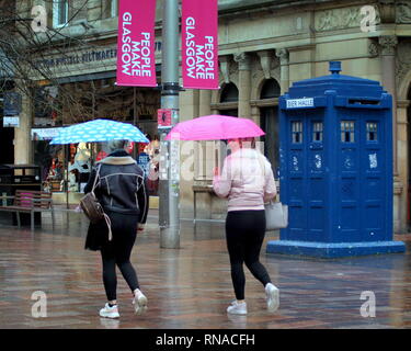 Glasgow, Scotland, Regno Unito 18th, febbraio 2019 UK Meteo: giornata piovosa come la gente del posto e i turisti godere dei loro ombrelloni.Credit Gerard Ferry/Alamy Live News Foto Stock