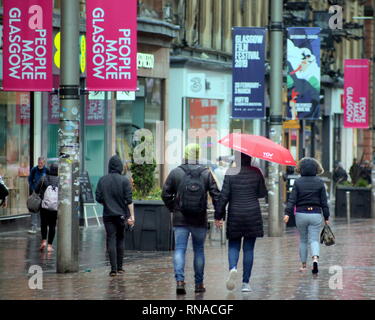 Glasgow, Scotland, Regno Unito 18th, febbraio 2019 UK Meteo: giornata piovosa come la gente del posto e i turisti godere dei loro ombrelloni.Credit Gerard Ferry/Alamy Live News Foto Stock