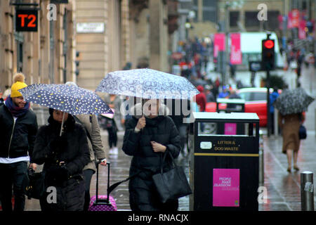 Glasgow, Scotland, Regno Unito 18th, febbraio 2019 UK Meteo: giornata piovosa come la gente del posto e i turisti godere dei loro ombrelloni.Credit Gerard Ferry/Alamy Live News Foto Stock