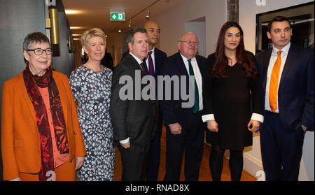 Londra, Regno Unito. 18 Febbraio, 2019. Da sinistra a destra Ann Coffey, Angela Smith, Chris Leslie, Chukka Umunna, Mike si apre, Luciana Berger e Gavin Shukar sette parlamentari laburisti dimettersi per formare una nuova Partry chiamato il gruppo indipendente. Il lancio del nuovo partito è stato annunciato oggi-febbraio 18th, a County Hall, London. Essi hanno costituito la propria parte indipendente. Credito: Tommy Londra/Alamy Live News Foto Stock