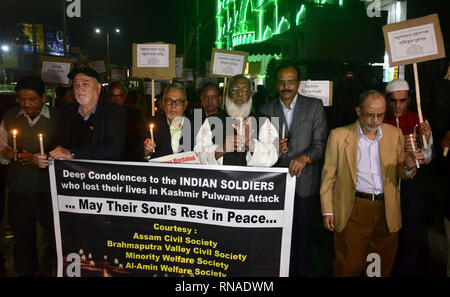 Assam, India. 18 Febbraio, 2019. La luce di una candela Rally:18 Febbraio 2019. I membri di Assam la società civile insieme con altre organizzazioni di prendere una candela marzo rally in segno di protesta contro il terrore Pulwama attentato di Guwahati il lunedì 18 febbraio, 2019. Credito: Hafiz Ahmed/Alamy Live News Credito: Hafiz Ahmed/Alamy Live News Foto Stock