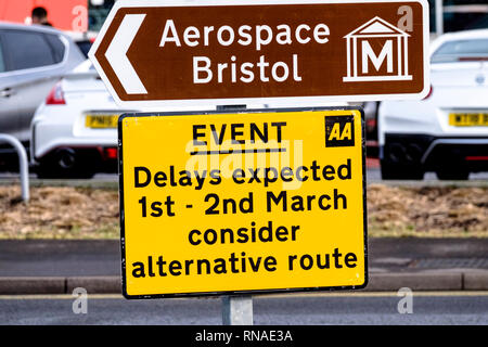 Bristol, Regno Unito. 18 feb 2019. 18 feb 2019. Banda di Bristol Massive Attack sono perfoming il 1 e 2 marzo di fronte alla vecchia Brabazon hangar. Nella foto è il temporaneo stadio sotto costruzione e indicazioni per informare della congestione del traffico. Bristol ha dibattuto dove costruire un'arena con siti nelle vicinanze Temple Meads e Filton Airfield proposto. I Massive Attack hanno mostrato il loro sostegno per la zona Filton dalla messa in scena il Bristol round del loro tour a Filton. © Alamy Live News/Mr Standfast Credito: Signor Standfast/Alamy Live News Foto Stock