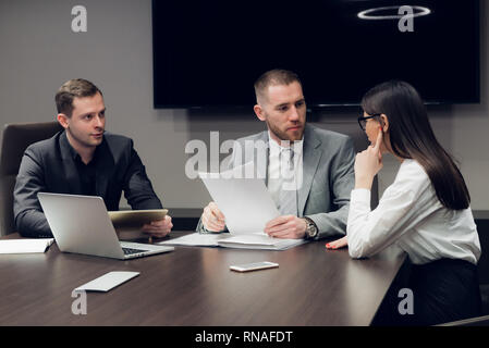 Business Partner per discutere di documenti e idee alla riunione. Foto Stock