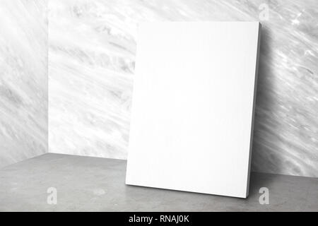 Poster in bianco nell'angolo studio camera con pareti di marmo e pavimenti in calcestruzzo sfondo,Mock up camera studio per il display o il montaggio di prodotto per advertisin Foto Stock