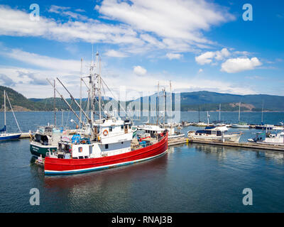 La pesca del tonno barche, salmone barche da pesca ed altre imbarcazioni ormeggiate presso i pescatori's Wharf in Cowichan Bay (vacca Bay), British Columbia, Canada Foto Stock