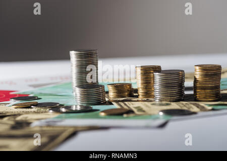 Messa a fuoco selettiva di pile sul dollaro e le banconote in euro con il grigio sfondo sfocato Foto Stock