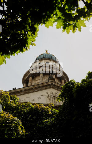 Berlino, Germania - Aprile 2017: Gendarmenmarkt e Cattedrale Francese a Berlino, Germania Foto Stock