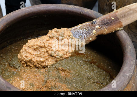 Salate pasta di fagioli di soia fermentati in barattolo. produzione di soia Foto Stock