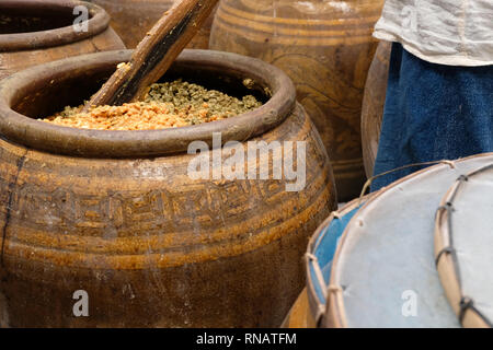 Salate pasta di fagioli di soia fermentati in barattolo. produzione di soia Foto Stock