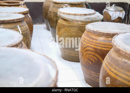 Salate pasta di fagioli di soia fermentati in barattolo. produzione di soia Foto Stock