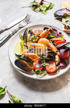 Fresca insalata di pesce, cozze, gamberi, verdura fresca ed erbe aromatiche Foto Stock