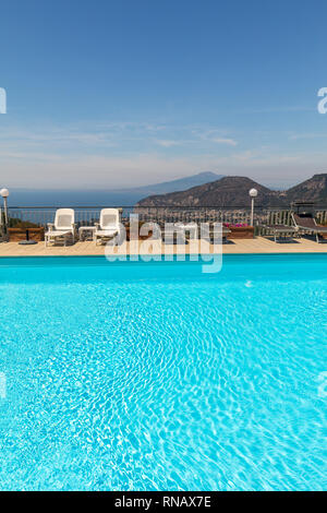 Piscina in Costiera Amalfitana con vista del golfo di Napoli e del Vesuvio. Sorrento. Italia Foto Stock