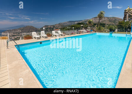 Piscina in Costiera Amalfitana con vista del golfo di Napoli e del Vesuvio. Sorrento. Italia Foto Stock