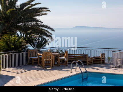 Piscina in Costiera Amalfitana con vista del golfo di Napoli e del Vesuvio. Sorrento. Italia Foto Stock