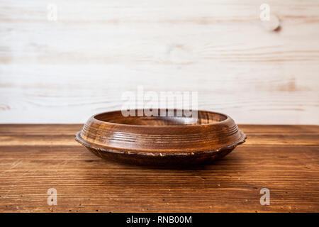 Vista frontale della ciotola di legno sul tavolo rustico in legno con sfondo copia spazio per il testo Foto Stock