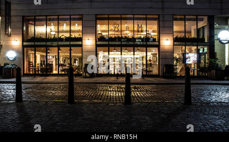 BRISTOL, Regno Unito - 16 febbraio 2019: il latticello e acero, il Bar e il ristorante di notte al Hotel Mecure, Bristol, Regno Unito Foto Stock