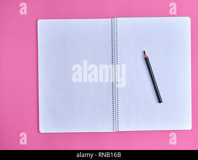 Aprire il notebook vuoti in una cella su un sfondo rosa, vista dall'alto