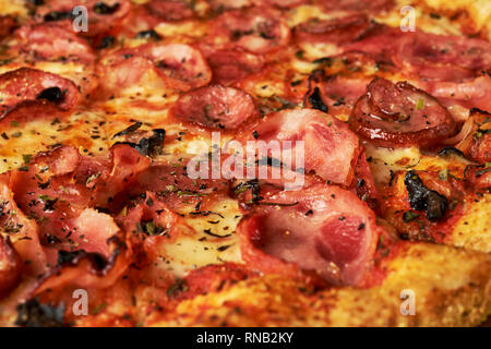 Sfondo appetitosi salsiccia per pizza pizza closeup riempimento del telaio. Foto Stock