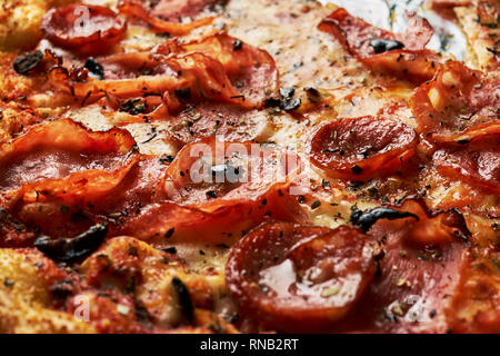 Sfondo appetitosi salsiccia per pizza pizza closeup riempimento del telaio. Foto Stock