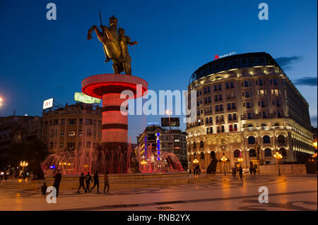 Macedonia Square con la statua di un guerriero su un cavallo, Skopje, Macedonia Foto Stock