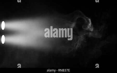 Misty proiettore . Spotlight con fumo effetto nebbia. Isolato su sfondo nero.