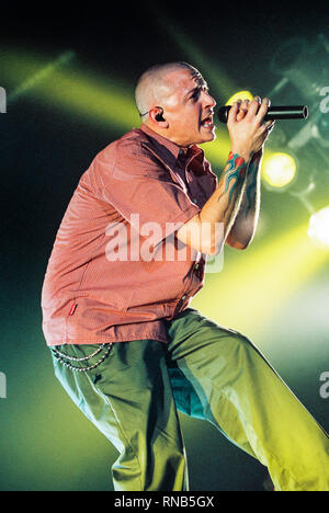 Chester Bennington cantante di Linkin Park di eseguire presso il London Docklands Arena il 16 settembre 2001, Londra, Inghilterra, Regno Unito. Foto Stock