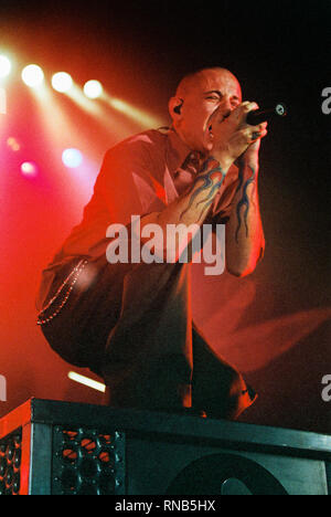 Chester Bennington cantante di Linkin Park di eseguire presso il London Docklands Arena il 16 settembre 2001, Londra, Inghilterra, Regno Unito. Foto Stock