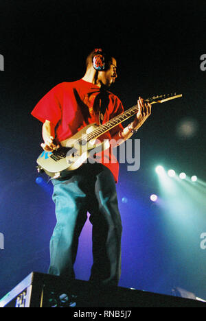 Brad Delson chitarrista di Linkin Park di eseguire presso il London Docklands Arena il 16 settembre 2001, Londra, Inghilterra, Regno Unito. Foto Stock