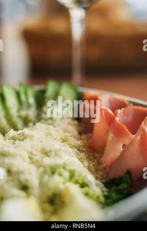 Piastra con insalata di uova Prosciutto verdure sulle macro Foto Stock