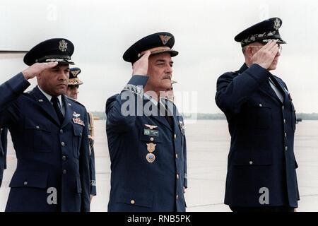 1980 - LGEN Leonardo T. Collaces, Brasile Air force capo del personale, in piedi al centro da GEN Lew Allen, U.S. Air Force capo del personale, saluta una bandiera degli Stati Uniti dopo il suo arrivo negli Stati Uniti per una visita. Foto Stock