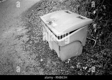 Sale sulle strade o graniglia bin, Medstead, Alton, Hampshire, Inghilterra, Regno Unito. Foto Stock