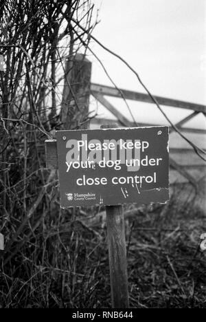 Si prega di mantenere il vostro cane sotto stretto controllo segno, Hattingley road, Medstead, Alton, Hampshire, Inghilterra, Regno Unito. Foto Stock