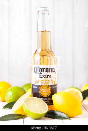 LONDON, Regno Unito - 06 febbraio 2019: Bottiglia di Corona Extra birra su sfondo di legno con freschi Limoni e limette . Corona, prodotta dal Grupo Modelo. Foto Stock