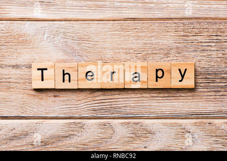 La terapia parola scritta sul blocco di legno. terapia testo sul tavolo in legno per il desing, concetto. Foto Stock