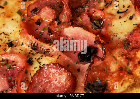 Sfondo appetitosi salsiccia per pizza pizza closeup riempimento del telaio. Foto Stock