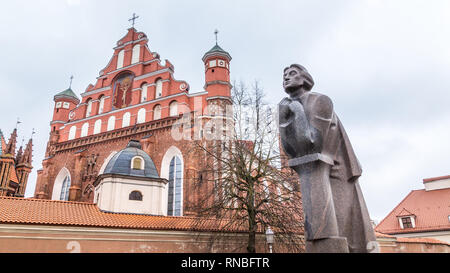 Vilnius Lituania - marzo, 11, 2017: Statua di Adam Mickiewicz Bernadine chiesa nella città vecchia di Vilnius in Lituania Paesi Baltici Europa Foto Stock