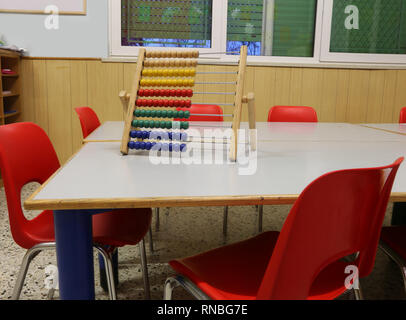 Interno di un aula scolastica con legno abacus al di sopra della tabella per insegnare ai bambini a contare Foto Stock