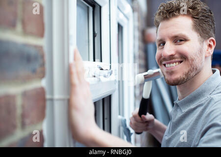 Ritratto di lavoratore edile Installazione di nuove finestre in casa Foto Stock