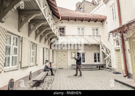 Vilnius Lituania - marzo, 11, 2017: turistici rendendo le immagini in un piccolo cortile nel cuore della città vecchia di Vilnius, Lituania Foto Stock