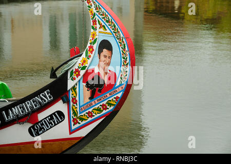 Moliceiro barche ormeggiate lungo il canale centrale in Aveiro, Portogallo Foto Stock